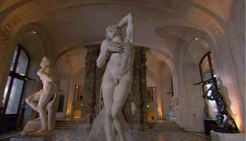 Esclaves sculpt&eacute;s dans l'ancienne salle de bal du Louvre