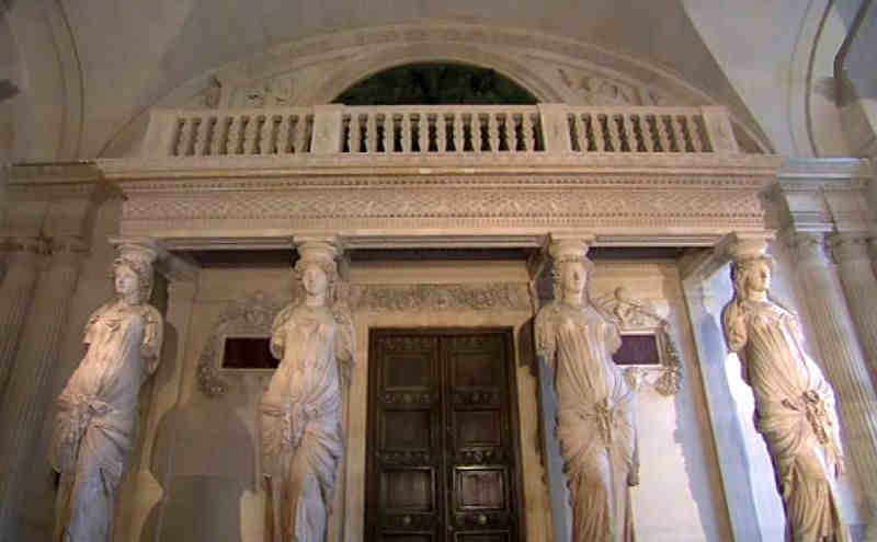 Ancienne tribune des musiciens dans l'ancienne salle de bal du Louvre